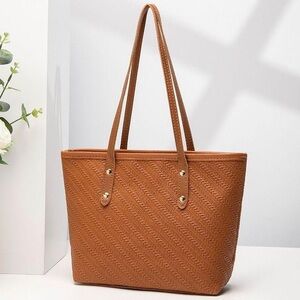 Classic Woven Tote Bag in Tan